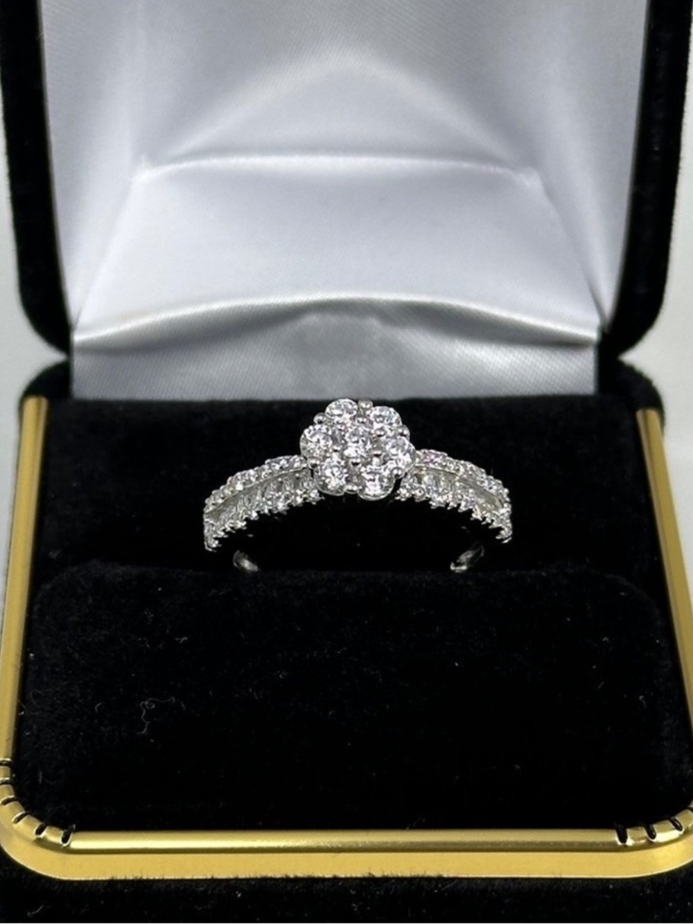 925 Silver Floral Crystal
Cluster Ring - White Sz7 - Picture 6 of 17